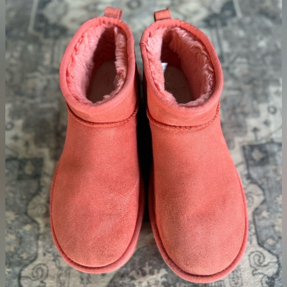Women’s UGG Platform Boots in Coral Pink size 9